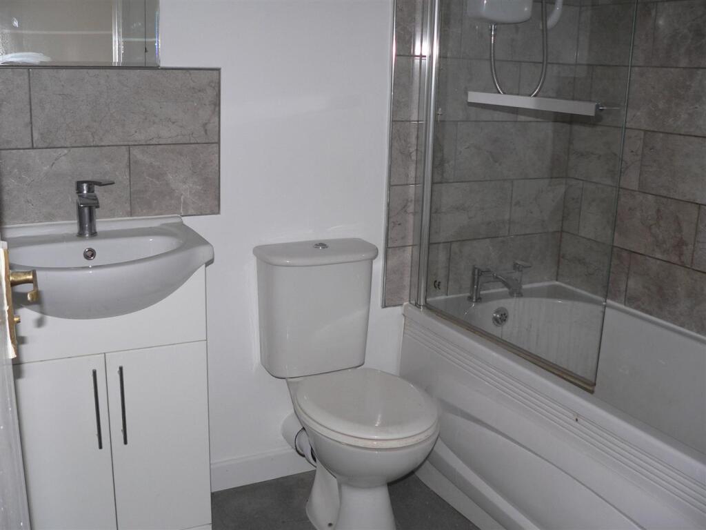 5 norfolk bathroom .JPG