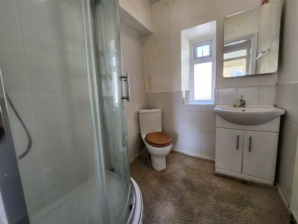 bathroom - thorn tree.jpg