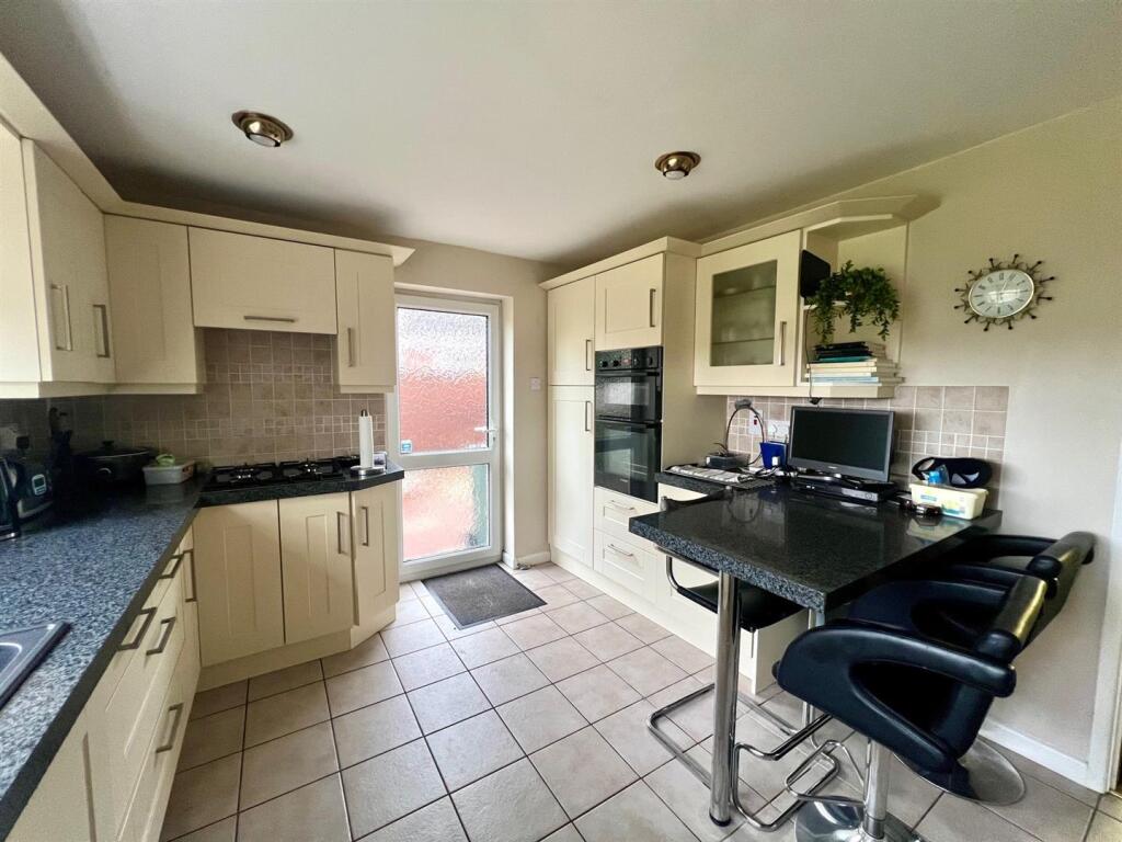 Kitchen 2.jpg