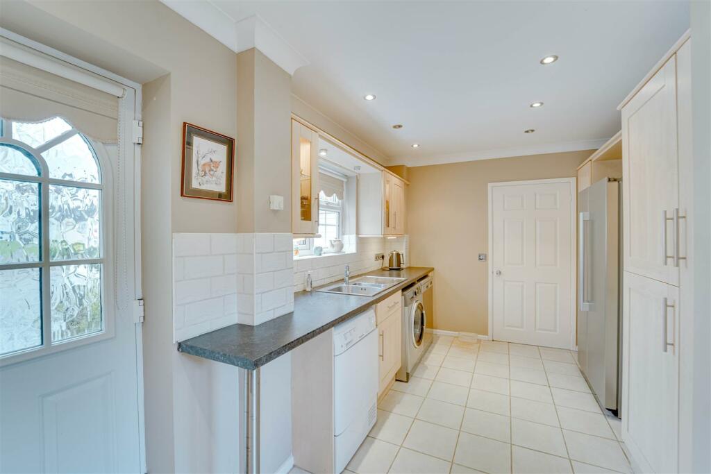 Santis House, 24 Tithe Cl, Gazeley-12.jpg