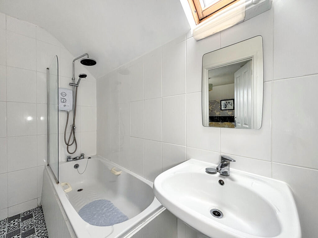 Master Bedroom En...