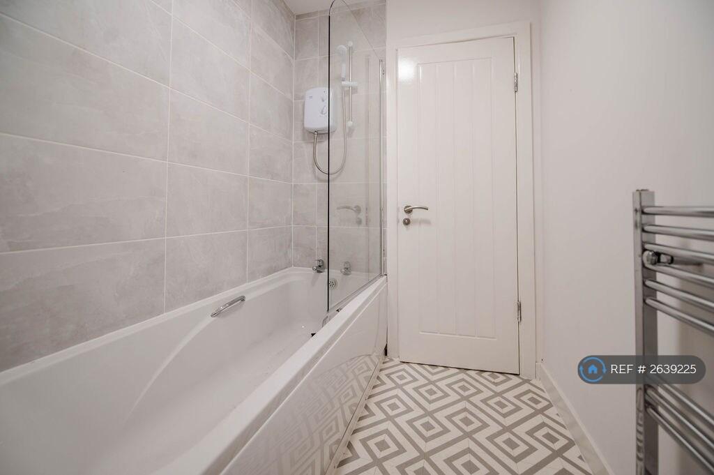 Family Bathroom - Property Now Furnished