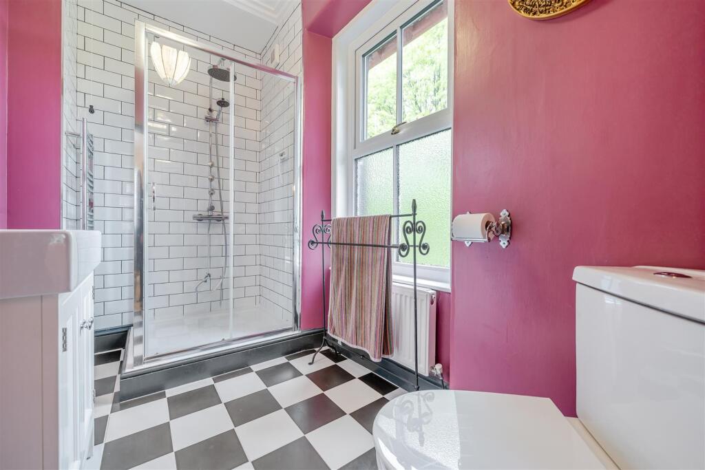 EN-SUITE SHOWER ROOM