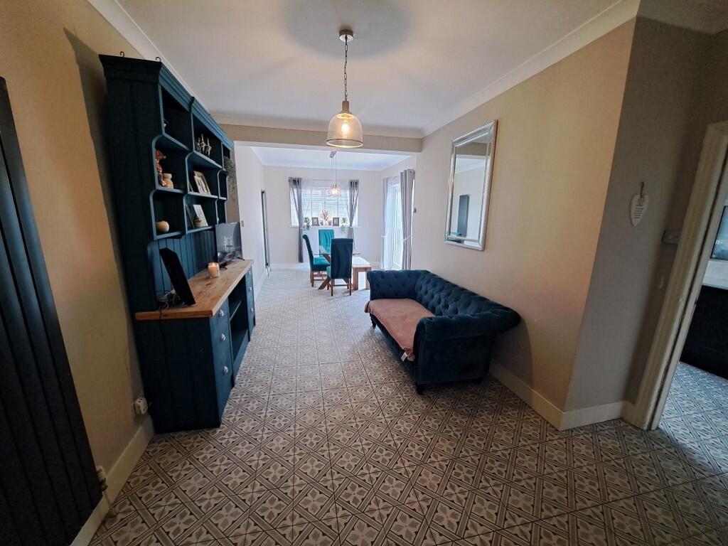 DINER / FAMILY ROOM