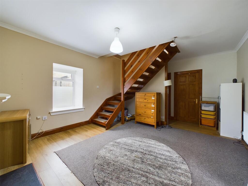 INNER HALLWAY/SECOND LOUNGE