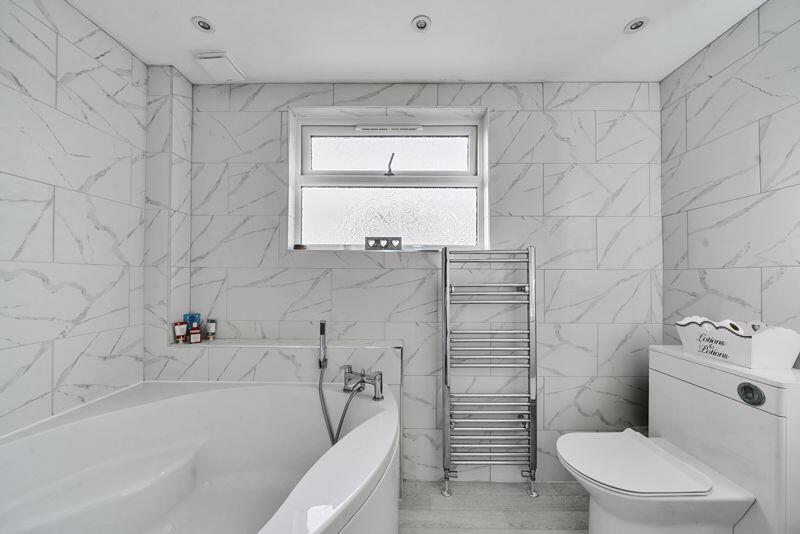Family Bathroom (Upstairs)