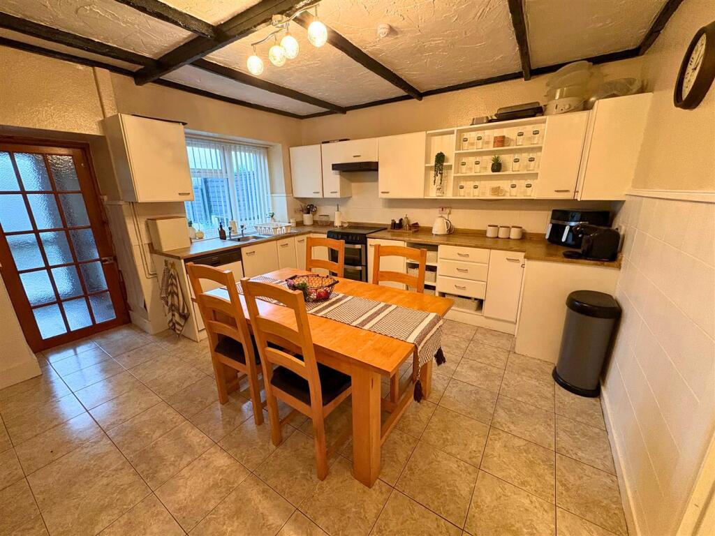 Kitchen c (edit).jpg