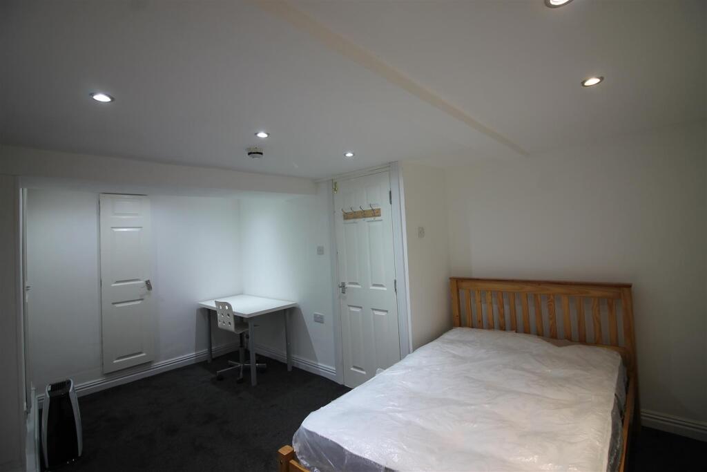 7AT- Bedroom 2.1.JPG