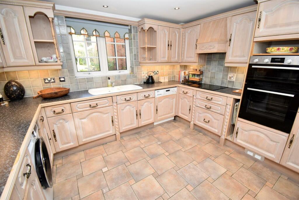 KITCHEN 1.JPG