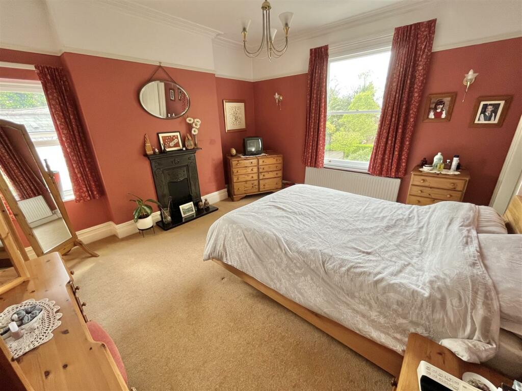 Bedroom 1.jpg