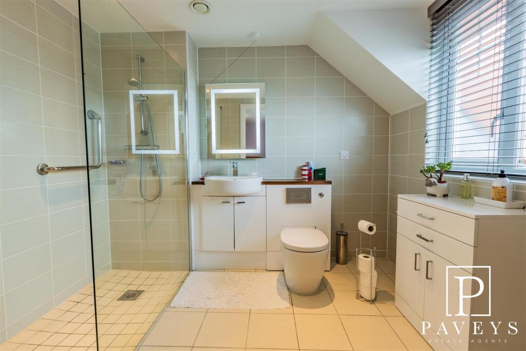 EN-SUITE SHOWER ROOM