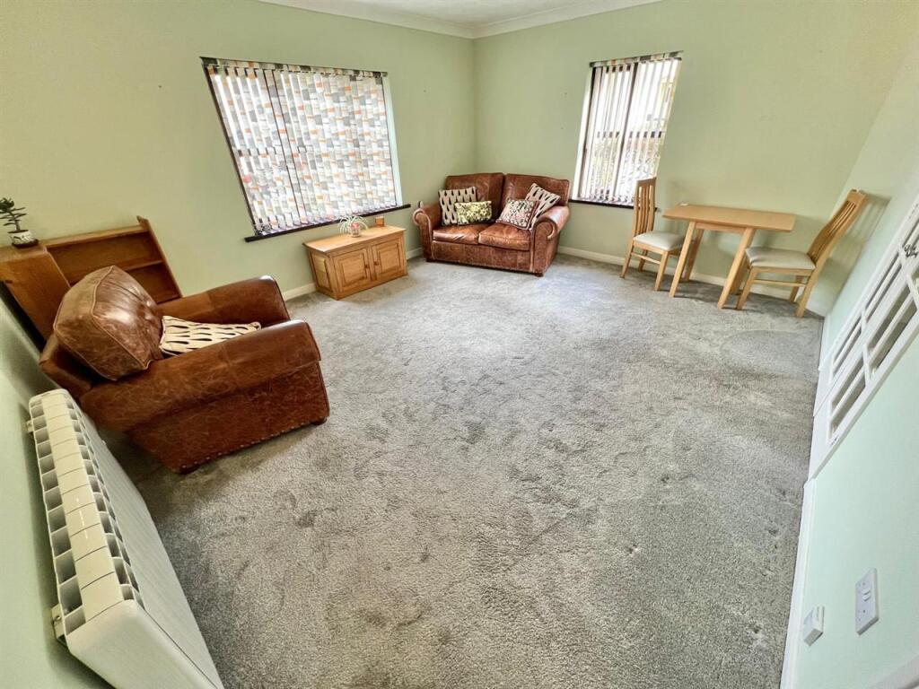 Lounge/ Dining Room