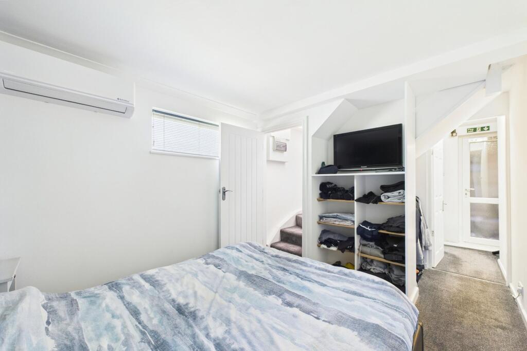 Detached annexe - bedroom