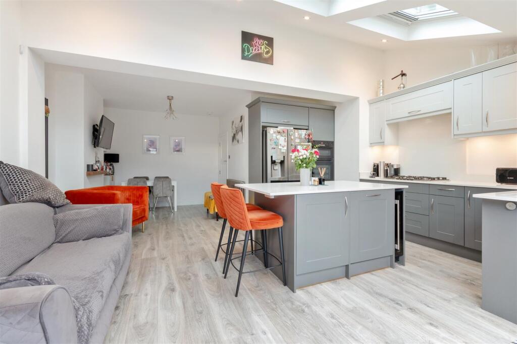 Kitchen &amp; Family Room