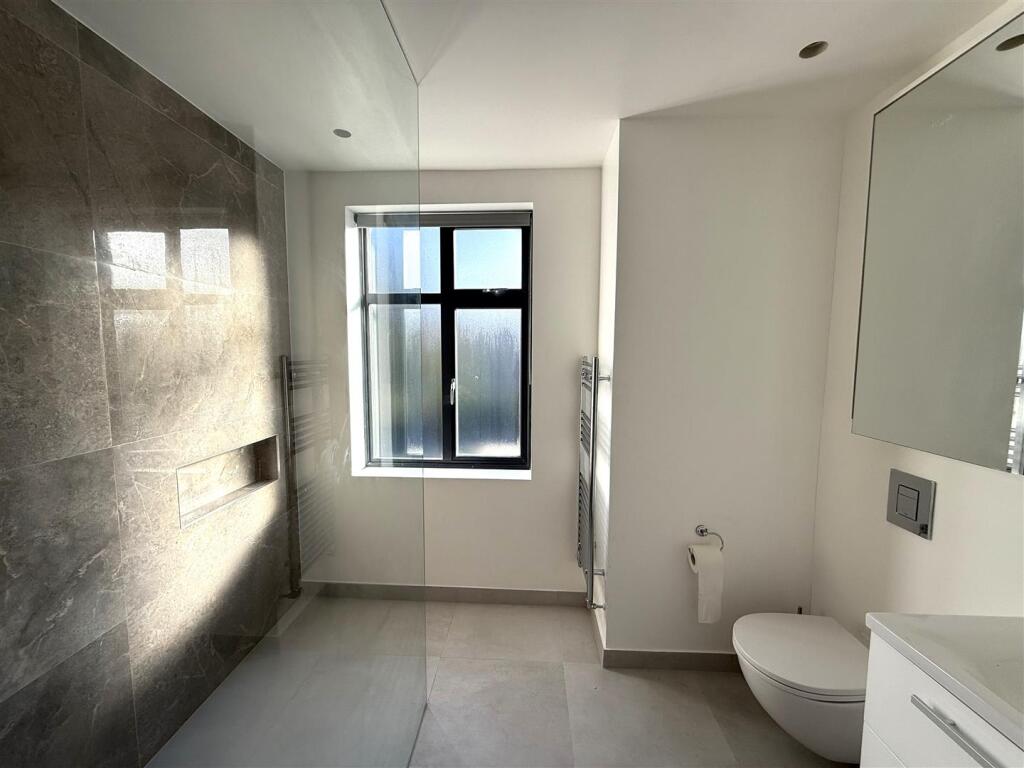 En-suite to bed 1.jpeg