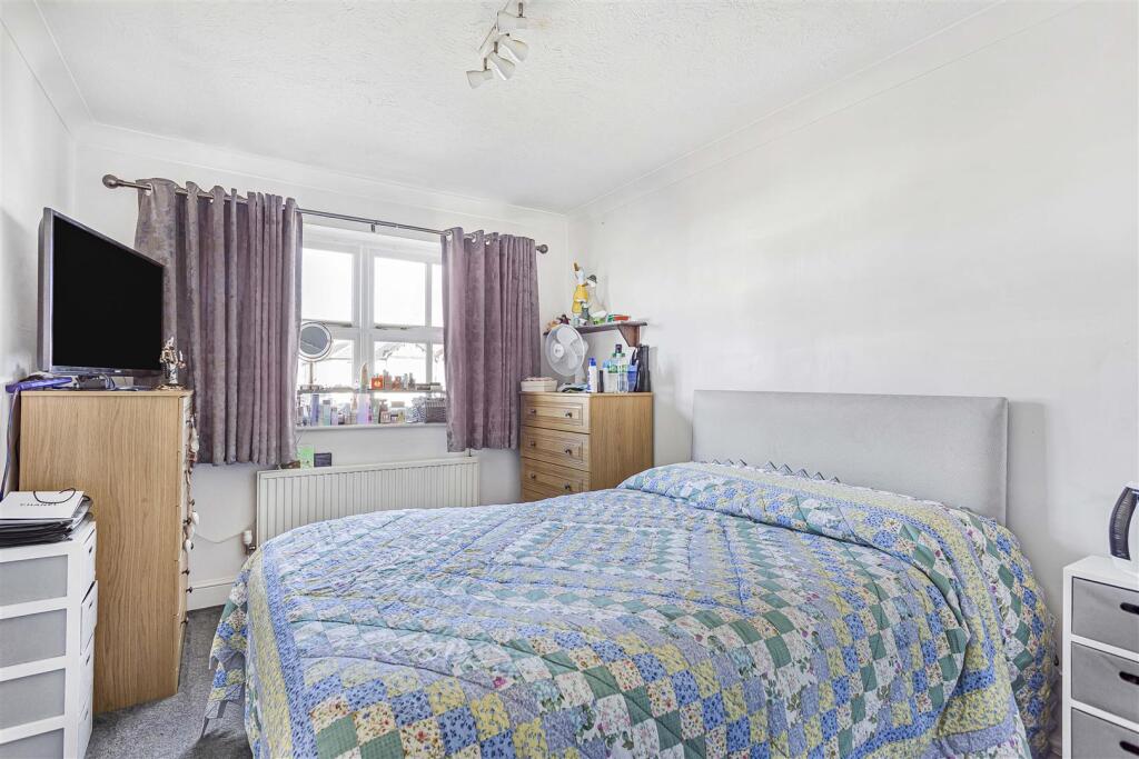 Wickets Bedroom 2.jpg