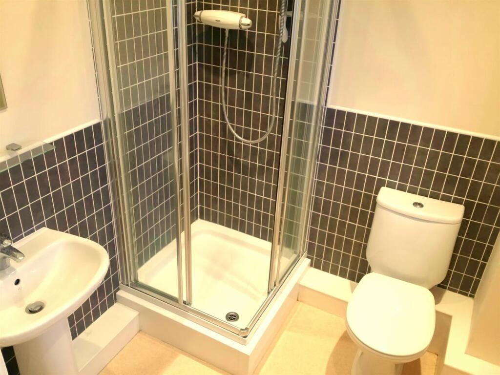 26 Moorside, en-suite.jpg
