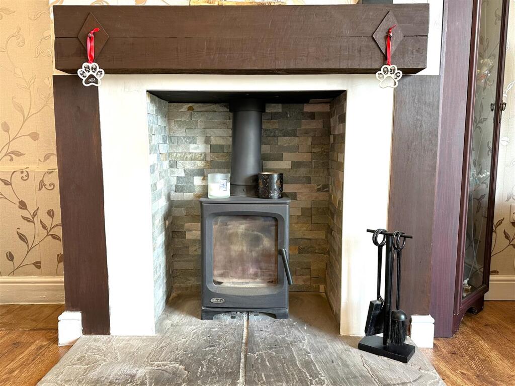 Feature Fireplace &amp; Inset Log Burner  122