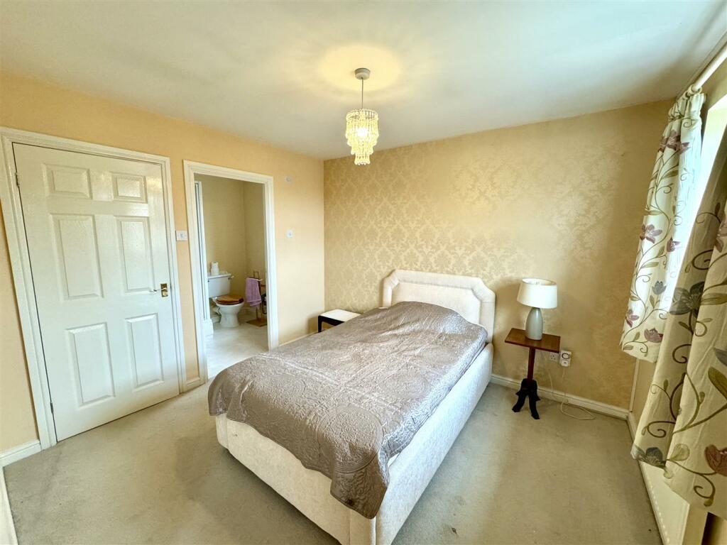PRINCIPAL BEDROOM