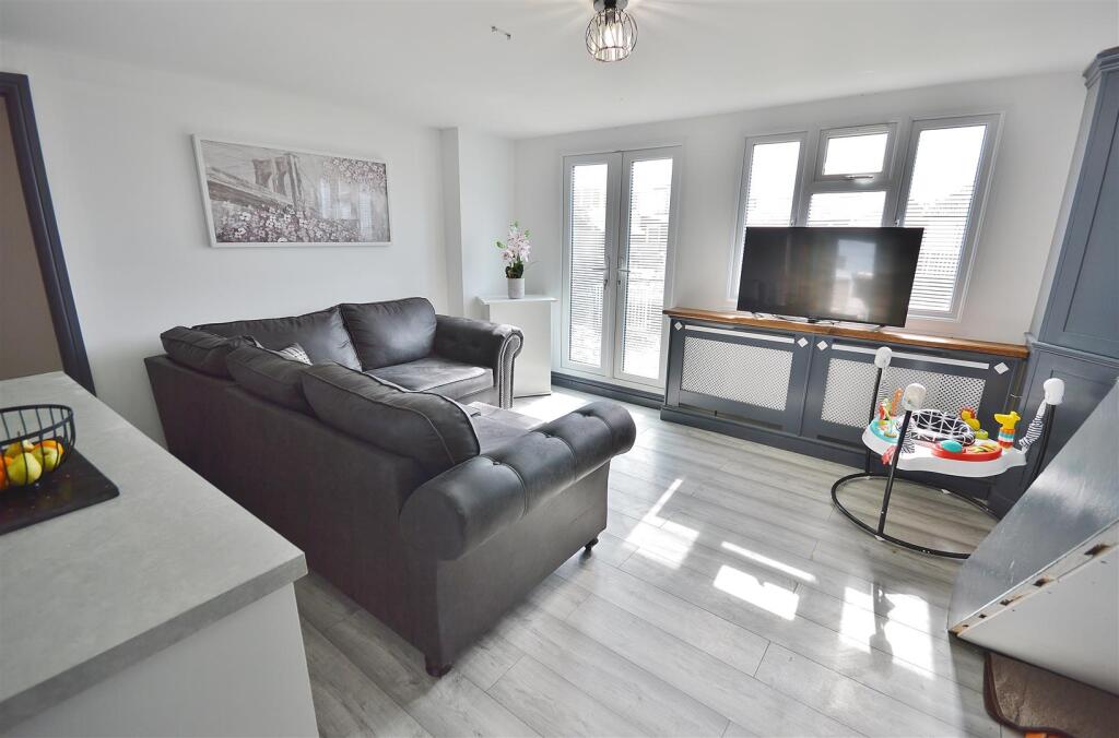 OPEN PLAN LOUNGE KITCHEN
