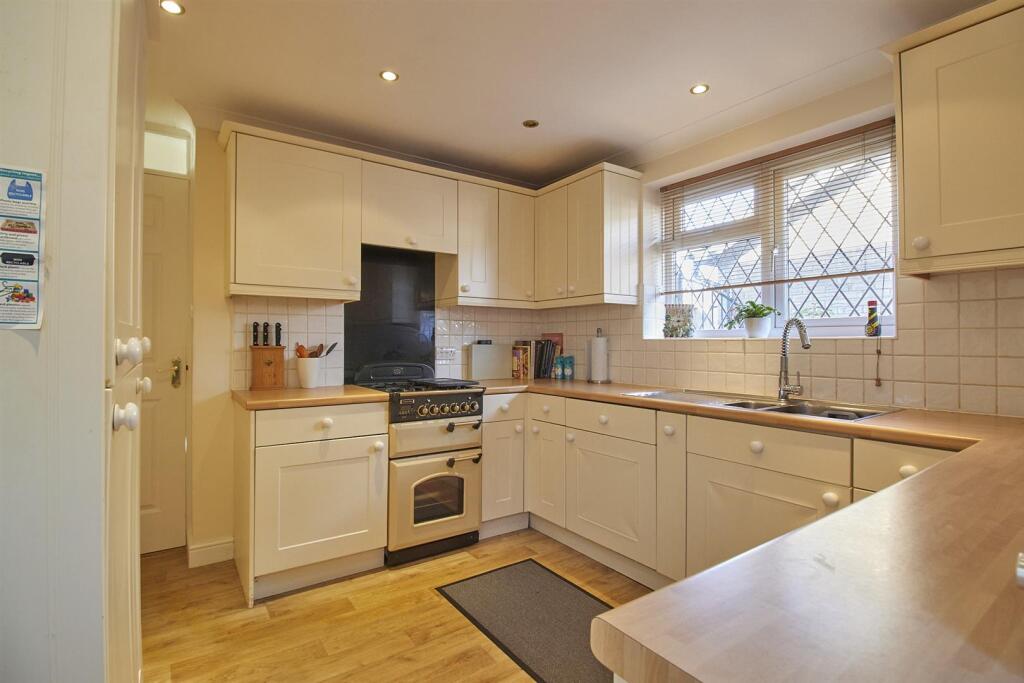 FITTED KITCHEN TO FRONT