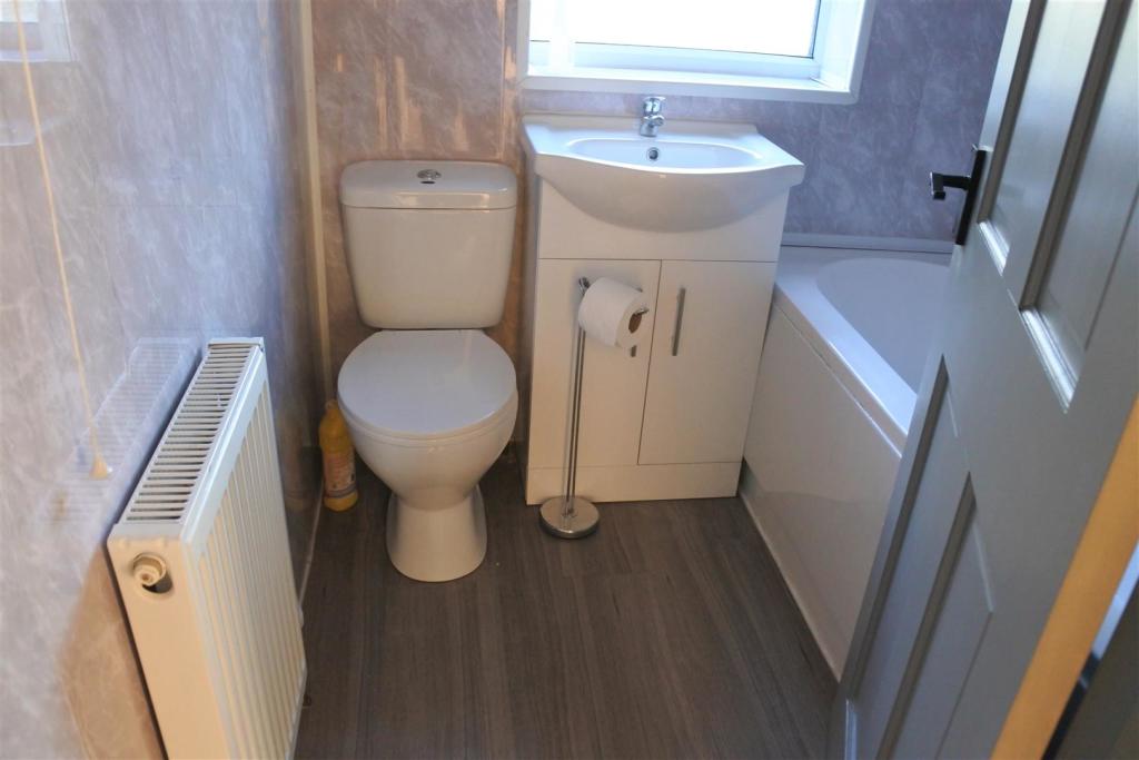 Bathroom 1.JPG