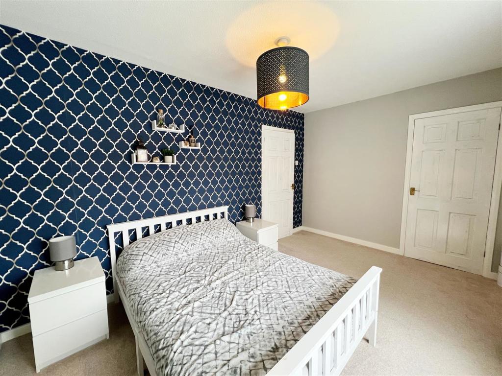 Bedroom 1 pic 4.jpg