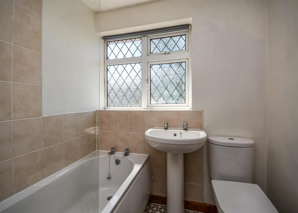 12 Calvin Close-Bathroom.jpg