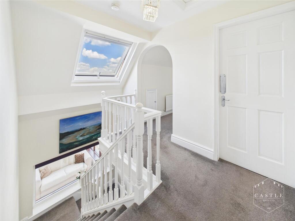 FIRST FLOOR LANDING