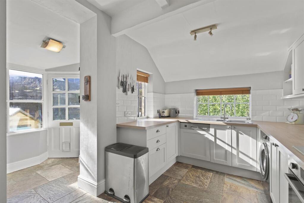 Kitchen 2.jpg