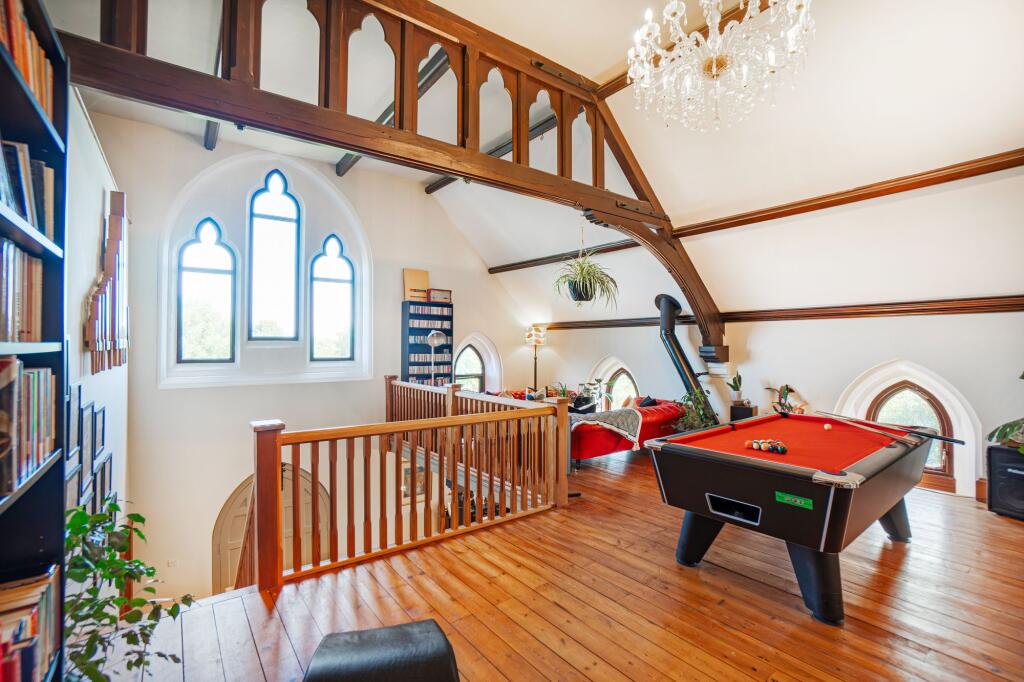 Galleried landing entertaining space