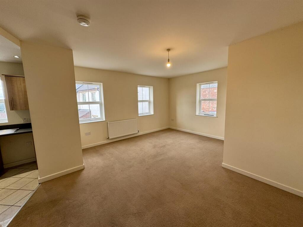 Living Room (1/2)