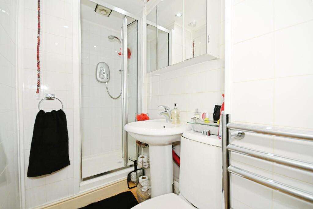 BED 1 ENSUITE.jpg