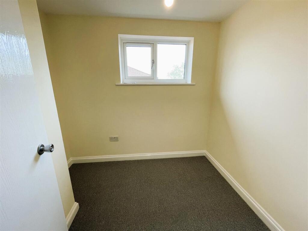 14 grove mews bedroom 2.jpeg