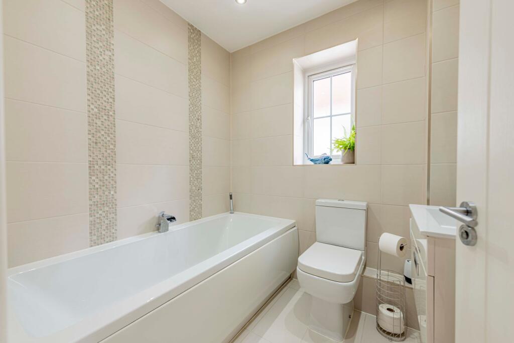 Bathroom W.C (1)