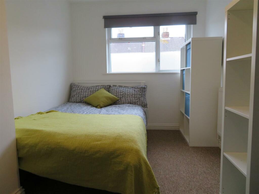 61 Sutherland Bed4.JPG