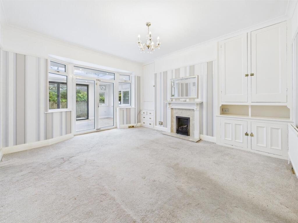 Dining room: