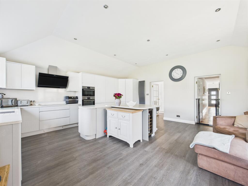 CAM01354G0-PR0520-STILL013