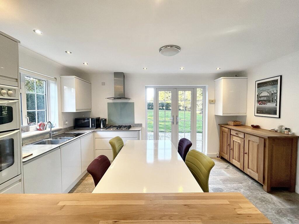 KITCHEN/DINING ROOM
