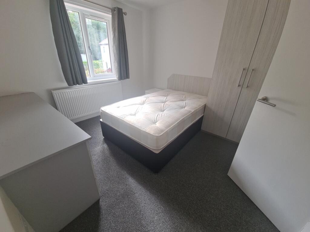 A cozy double bedroom featuring a comfortable b...