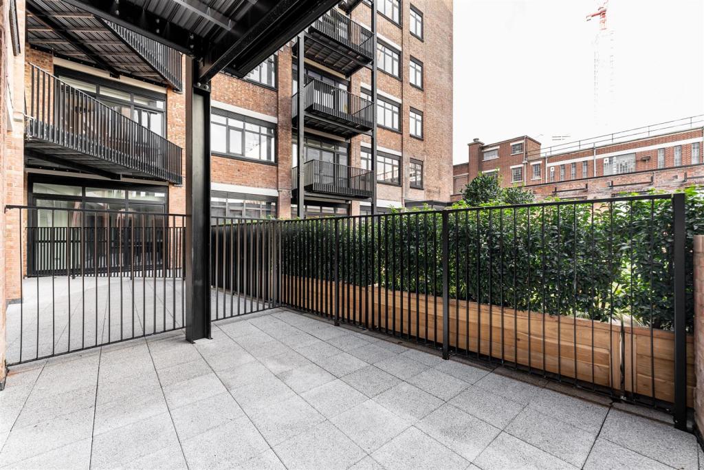 Apt. 4 LR - by Ralph Media Group 04033.jpg