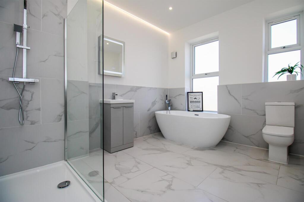 FAMILY BATHROOM/W.C.