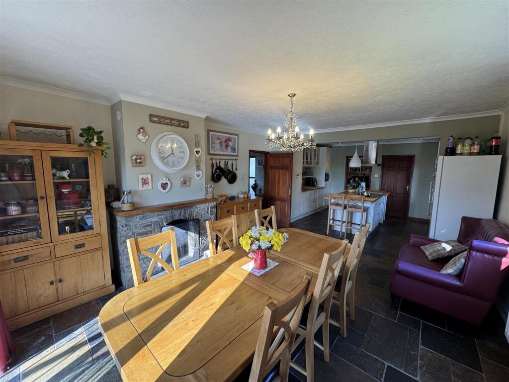 KITCHEN/LIVING ROOM