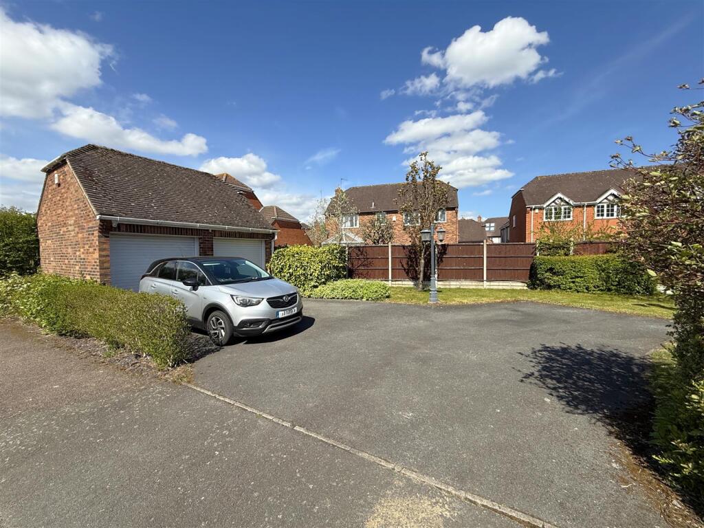 Private Drive  + Garage.JPG