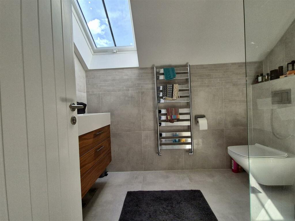 SHOWER ROOM/WC