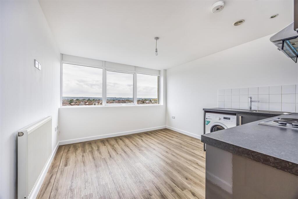 Flat 17, 29-31 Kingston Crescent, Portsmouth-Porti