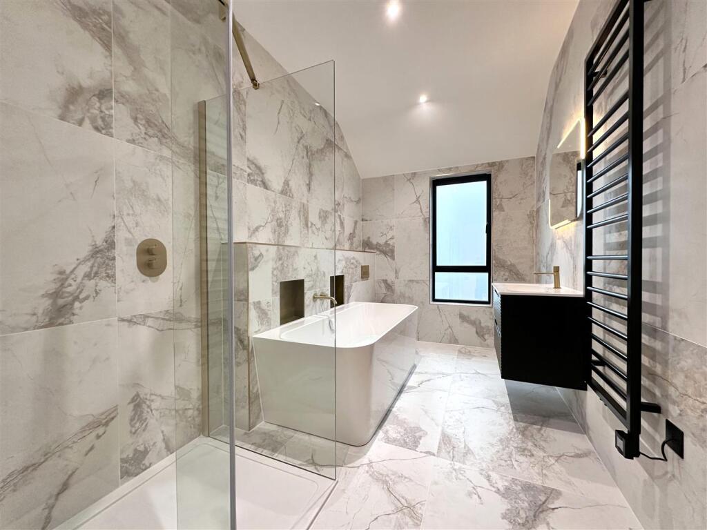 STUNNING Family Bathroom 535