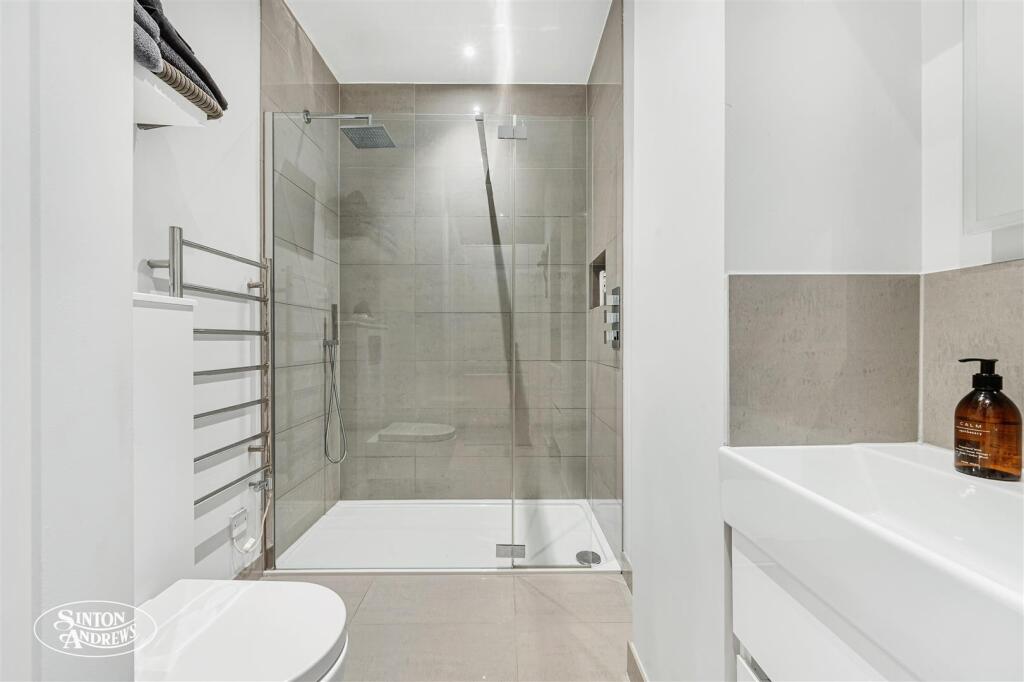 Fat 1, 2 Lyncroft Gardens-14.jpg