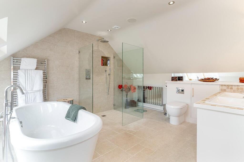 Master Bedroom Ensuite - A.jpg