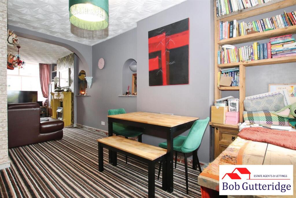 OPEN PLAN LOUNGE / DINING ROOM